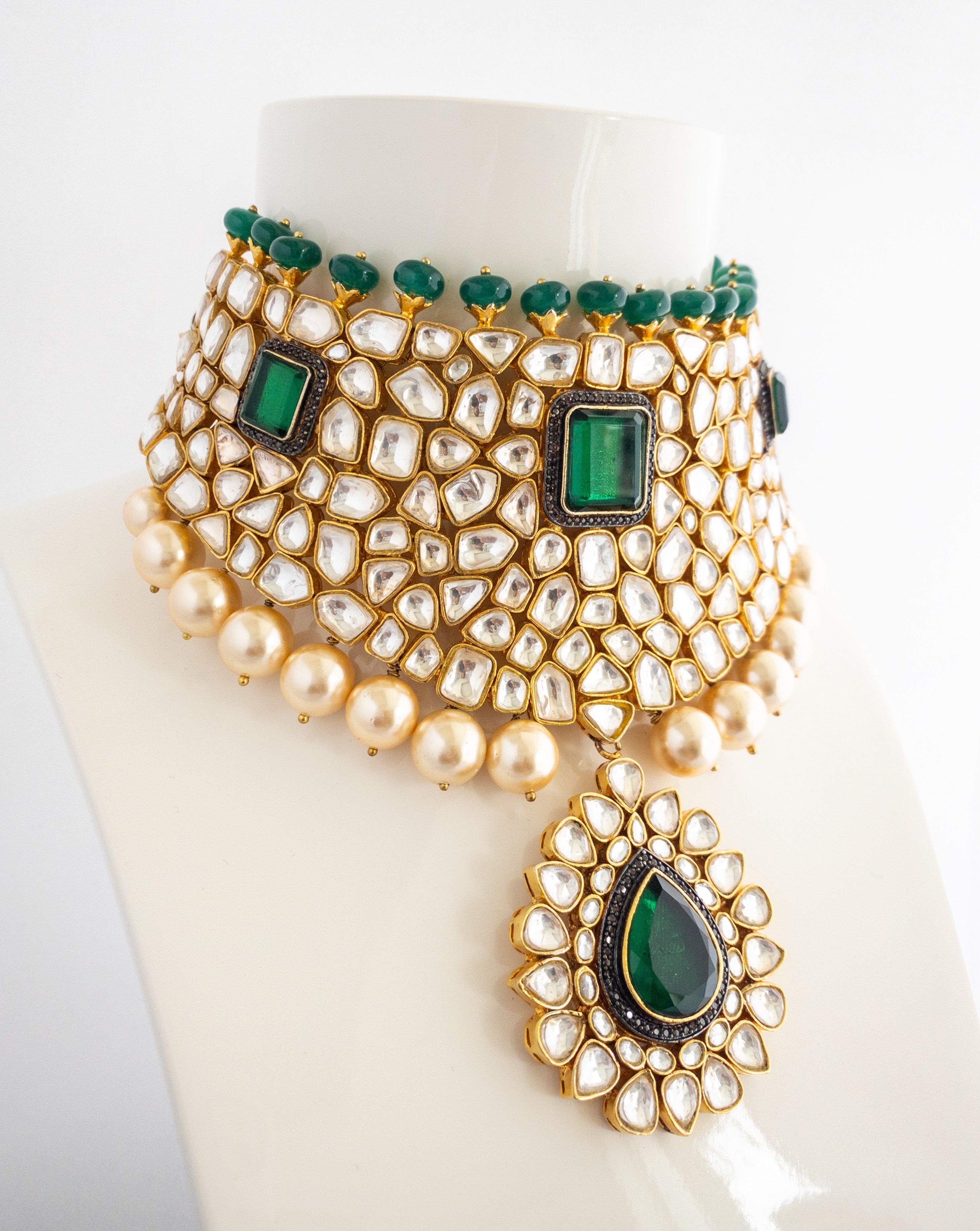 Statement Emerald Green Kundan Choker Necklace Set – Avaricouture